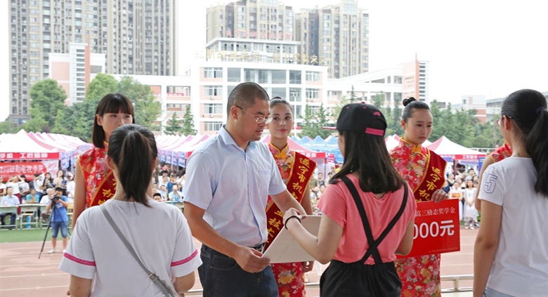 2016年6月19日永逸集团作为爱心企业在“高考励志奖学金颁发仪式”上为优秀毕业生颁发奖学金