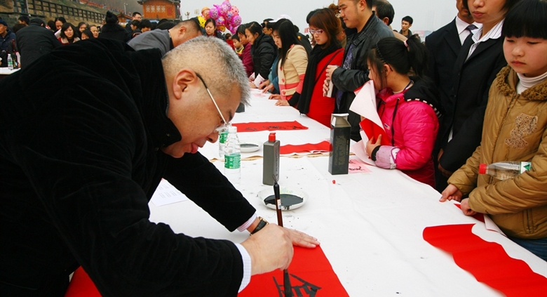 连续多年，永逸将“书法惠民”作为一项公益活动开展得有声有色，每次活动组织数十名书法家深入大街小巷为群众免费书写春联。